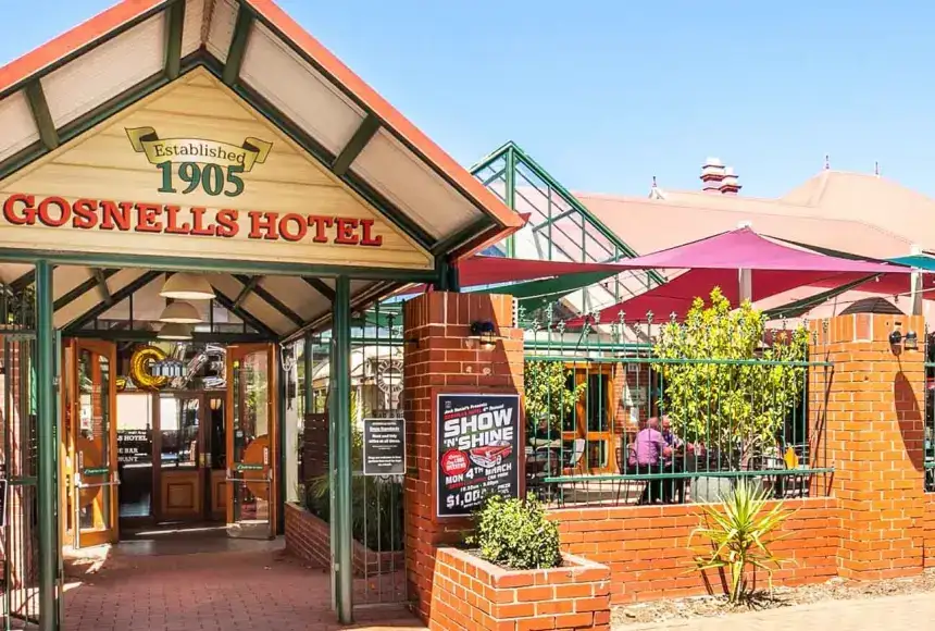 Photo showing Gosnells Hotel